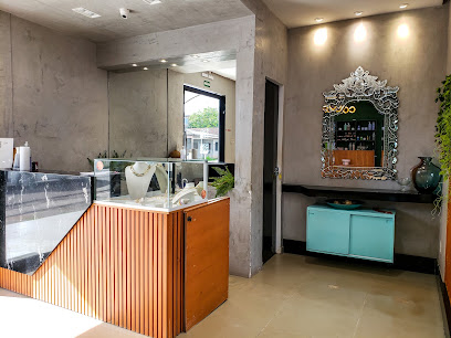 D Blond Beauty Center
